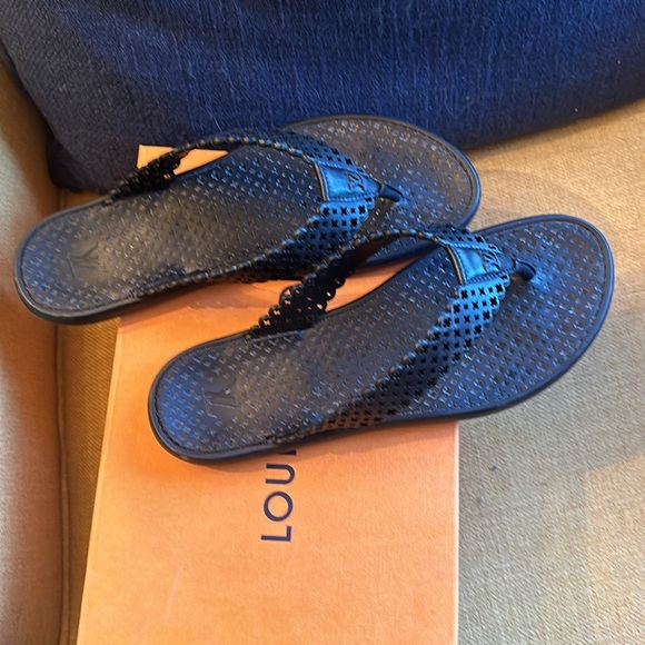 Louis Vuitton like new flip flops size 7 - Picture 4 of 4